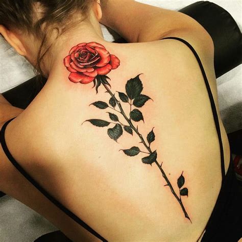 tatuagem feminina no meio das costas escrita|Tatuagem feminina escrita nas costas: 20 inspirações para a。